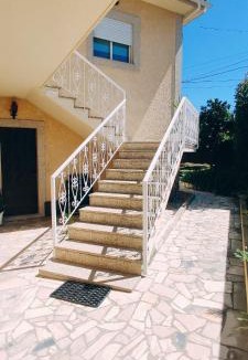 Amares House | Casa com jardim privado e estacionamento no interior