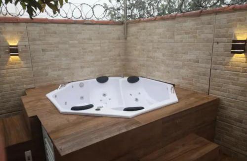 Cuiaba House | CASA COM SPA DE HIDRO, AQUECEDOR E CROMOTERAPIA A 1,0 kM DO CENTRO