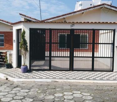 Vila Anhanguera House | Casa Completa 100m da Praia 8 Pessoas Churrasqueira-garagem para 2 carros