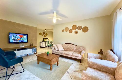 Itacolomi House | Casa Completa com Piscina Churrasqueira Sinuca Wi-Fi e Garagem para 3 Carros a 500m da Praia Acomoda 12 Pessoas, 5 Quartos e Ar Condicionado