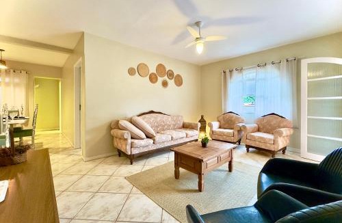 Itacolomi House | Casa Completa com Piscina Churrasqueira Sinuca Wi-Fi e Garagem para 3 Carros a 500m da Praia Acomoda 12 Pessoas, 5 Quartos e Ar Condicionado