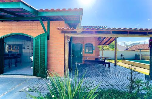 Itacolomi House | Casa Completa com Piscina Churrasqueira Wi-Fi e Garagem para 3 Carros a 500m da Praia Acomoda 11 Pessoas, 4 Quartos e Ar Condicionado