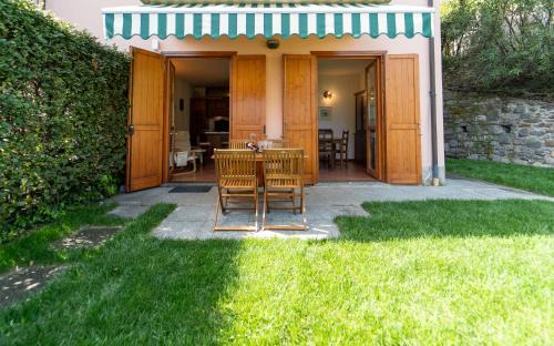 Sala Comacina Apartment | Casa con parcheggio, piscina giardino, barbecue