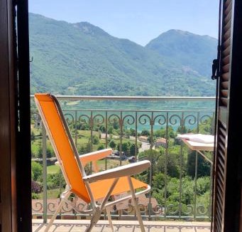 Castel di Tora House | Casa con terrazzo vista Lago - LAKEHOLIDAY IT