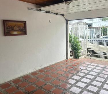 Monteria Apartment | Casa con tres dormitorios y garaje