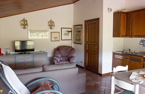 Massa e Cozzile House | Casa Concerto A: A graceful apartment located on top of a small hill, with Free WI-FI.