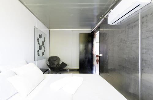 Itaipava House | Casa Container Moderna com Vista da Natureza em Itajaí