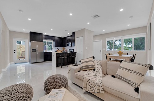 Survey Creek Villa | Casa Copal: Modern and Stylish Retreat minutes away from Hollywood Beach