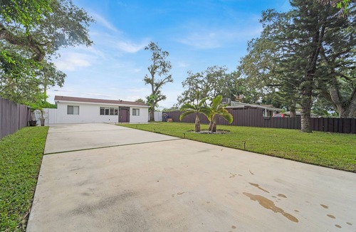 Survey Creek Villa | Casa Copal: Modern and Stylish Retreat minutes away from Hollywood Beach