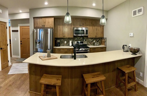 Sun Peaks House | Casa Corea at Echo Landing, 2 bedroom, 2 bathroom townhome, private garage, BBQ