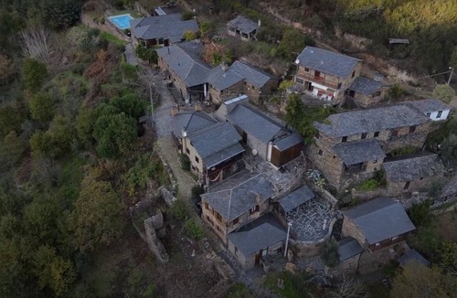 Alvarenga Cottage | Casa da Ribeira- River bank house in magical little village Paradinha