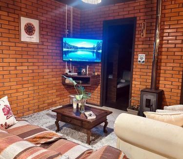 Alto Gasparinho House | Casa de campo com cachoeira no quintal