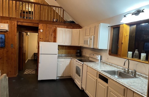 East Stroudsburg Cabin | Casa de Carmen! 3 bedroom Modern Cabin with a view and HOT TUB!