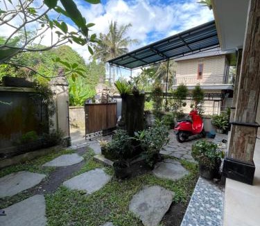 Petulu House | Casa de Cavin guest house