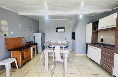 Lages House | Casa de Fundos com 2 QuartosWi-fi e Estacionamento