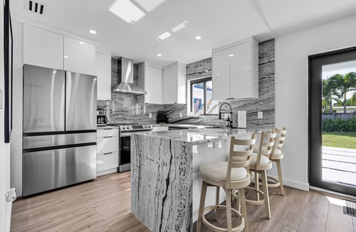 Ludlam House | Casa De Miller: Modern private 4 bedroom 4 bathroom