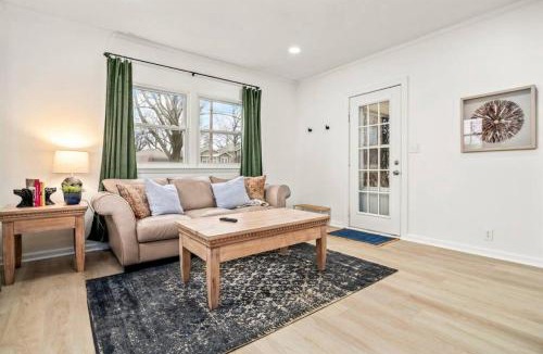 Peoria Heights House | Casa de Vincent with KING Casper Bed