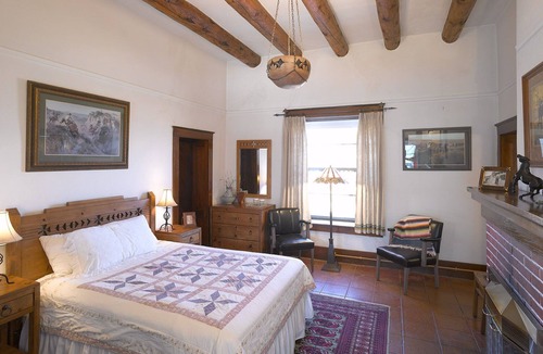 Cimarron Bed & Breakfast | Casa del Gavilan Historic Inn