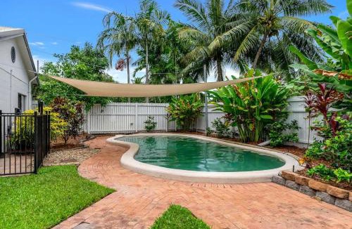 Trinity Beach House | Casa Del Mar - Poolside Retreat Near Trinity Beach