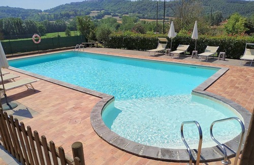 Fighille House | Casa delle Mammole E: A characteristic and welcoming apartment that is part of an ancient country house surrounded by the greenery, with Free WI-FI.