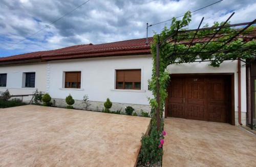 Eselnita House | CASA DIN SAT