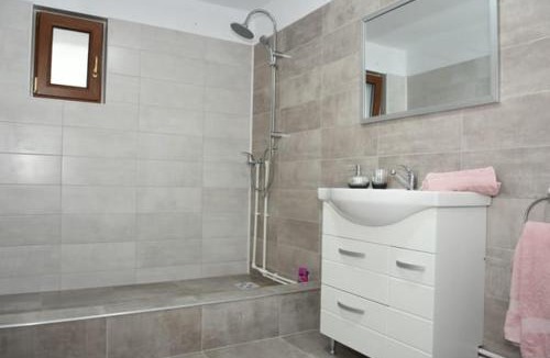 Eselnita House | CASA DIN SAT