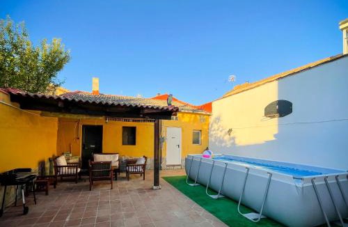 Medina de Rioseco House | Casa El Arrabal, casa con chimenea, piscina y patio
