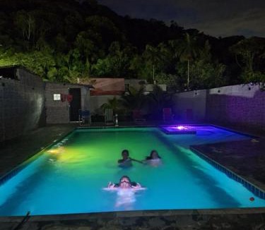 Caiubura House | Casa em Bertioga com piscina aquecida Sitio família ROCHA