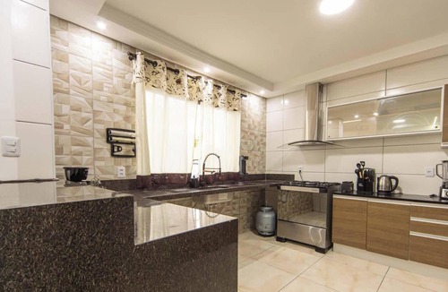 Loty House | Casa em Itanhaém com piscina e churrasqueira