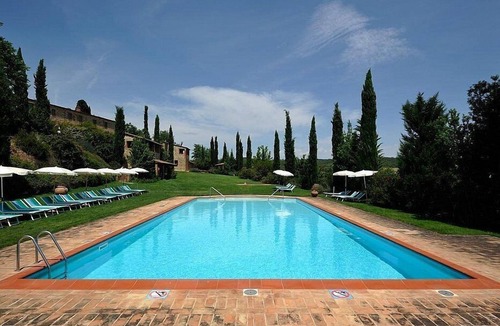 Santarello House | Casa Emide C: A graceful apartment in a history-rich eighteenth-century estate, with Free WI-FI.
