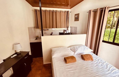Manuel Antonio Hostel | Casa Encantada Rooms - DBL Room - Aire Acondicionado - Wifi - Parking - Private Bathroom