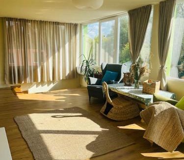 Arad Villa | Casa Enjoy the Ride Aproape de autostradă și totuși în mijlocul naturii, loc deosebit de liniștit cu parcare privată gratuită