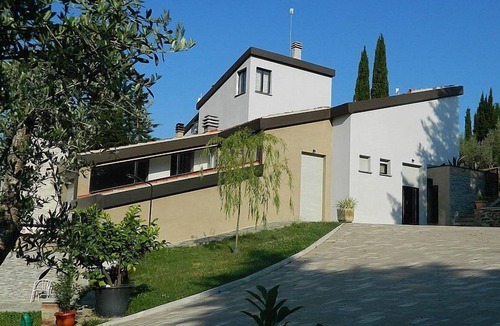 Pieve al Bagnoro Apartment | Casa Ennio, fully refundable with voucher*: A modern and graceful two-story apartment that is part of a villa situated in a quiet location, a few minutes from the town center, with Free WI-FI.