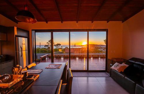 Ribanceira House | Casa exclusiva com a Melhor Vista da Praia do Porto, Jacuzzi privativa e Pet Friendly - perfeita para casais