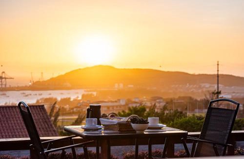 Ribanceira House | Casa exclusiva com a Melhor Vista da Praia do Porto, Jacuzzi privativa e Pet Friendly - perfeita para casais