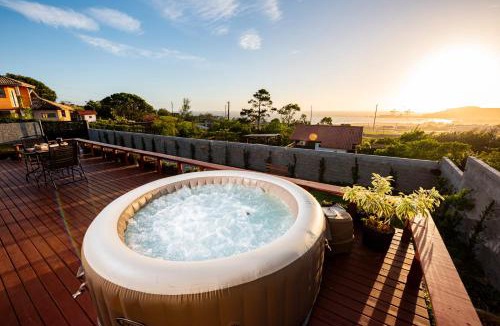 Ribanceira House | Casa exclusiva com a Melhor Vista da Praia do Porto, Jacuzzi privativa e Pet Friendly - perfeita para casais