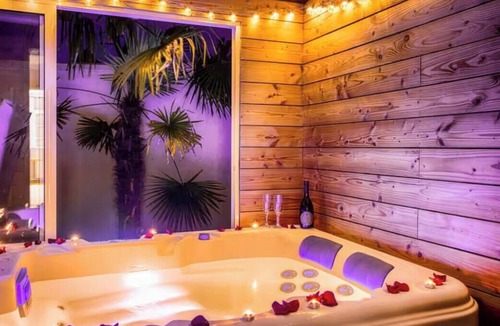 Falaise Apartment | Casa Gauda - Jacuzzi, Relaxation, and Serenity