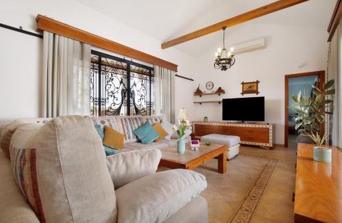 Triquivijate House | Casa Glory