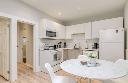 Leslieville Hotel | Casa Hotels: Chic Suite w Fireplace Leslieville