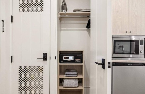 Oak Park Apartment | Casa Iglesia Studio 109