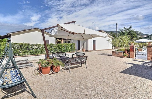 Spello House | Casa Ilena E: A graceful apartment situated in a quiet location, a few minutes from the town center, with Free WI-FI.