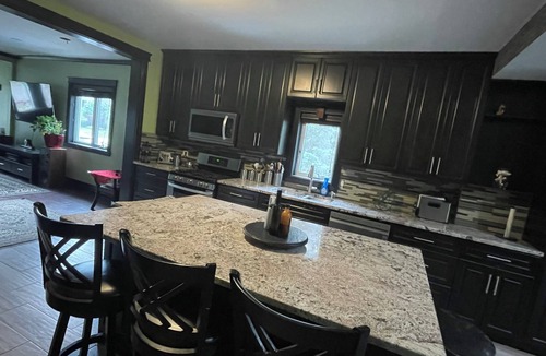 LaSalle House | CASA LASALLEnSLEEPS 8 GUESTS COMFORTABLY nBABY AMENITIES AVAILABLEnPET FRIENDLYn