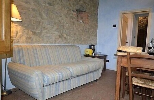 Castelfranco di Sopra House | Casa Leggiadra B: A graceful apartment that is part of an ancient country house located on top of a small hill.