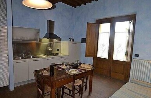 Castelfranco di Sopra House | Casa Leggiadra B: A graceful apartment that is part of an ancient country house located on top of a small hill.