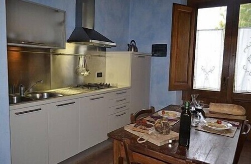 Castelfranco di Sopra House | Casa Leggiadra B: A graceful apartment that is part of an ancient country house located on top of a small hill.