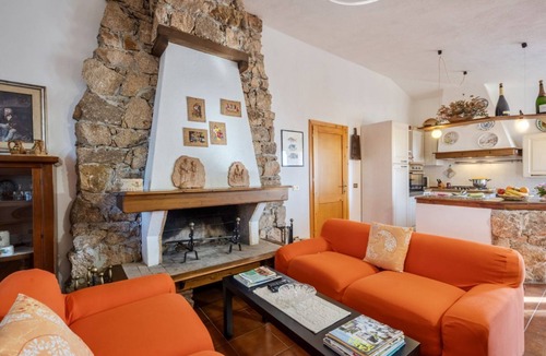 Paduledda Apartment | Casa Li Feruli is situated in the peaceful village of Paduledda in northern Sardinia, just 3,5 km from Isola Rossa.The house is surrounded by a well-kept garden and is located slightly above the coast. It enjoys an open view of the s