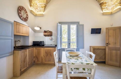 Cutrofiano Apartment | Casa Litarà, Suite Griddha Room with Shared Pool, Wi-Fi & Air Conditioning