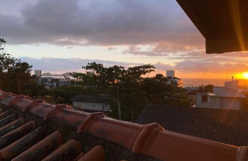 Morro das Pedras House | Casa Mar Alto Morro das Pedras a 180m da praia com vista mar, cozinha completa, estacionamento e vibe tranquila no sul da ilha COMPARTILHADA
