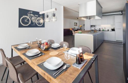 Langenthal Apartment | Casa Milla-Zentrales, modernes Loft in Langenthal -am Fluss mit Balkon, Parkplatz und grosser Küche