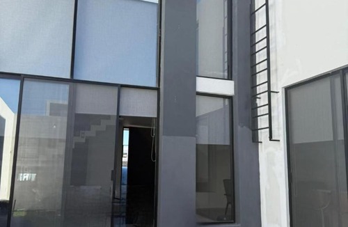 Aguascalientes House | Casa moderna en Aguascalientes con AC, jardín y alberca en casa club